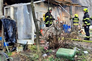 Na Domažlicku hořel drážní domek v blízkosti kolejí. Vlaky stály, hrozil výbuch tlakových lahví - Novinky